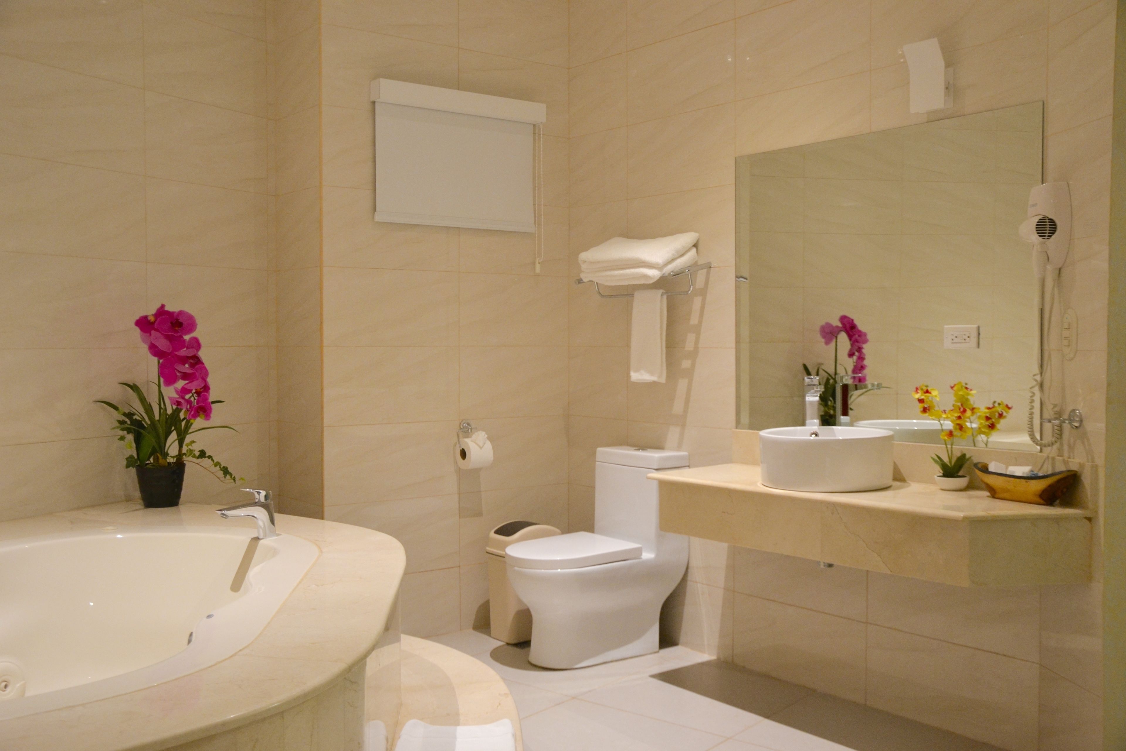 master suite  | bathroom | free toiletries, towels