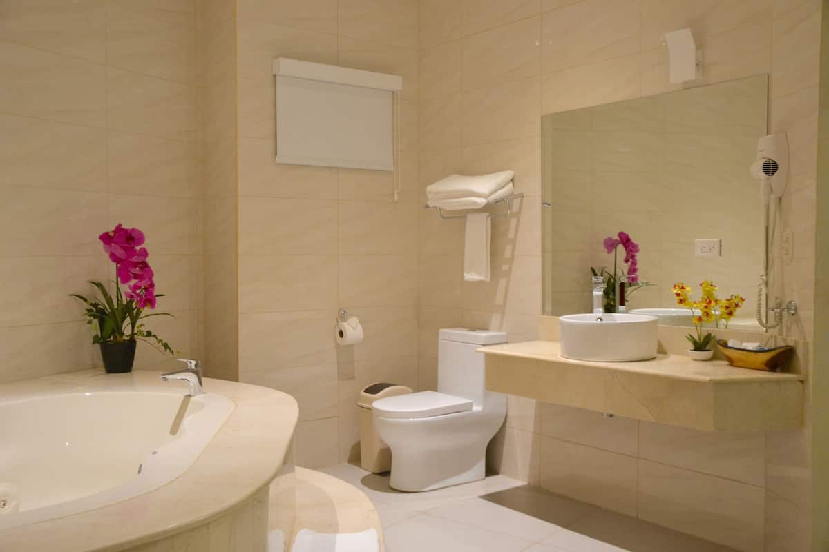 master suite | bathroom | free toiletries, towels