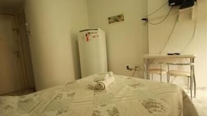 A hotel room with a bed, a desk, and a chair. - GoHouse Copacabana 302 C (Rio de Janeiro)