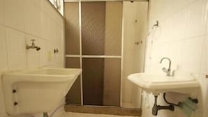 A bathroom with a shower, sink, and toilet. - GoHouse Copacabana 302 C (Rio de Janeiro)