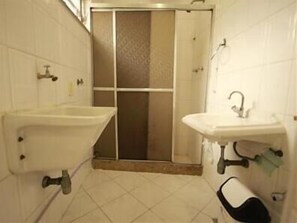 Chuveiro, toalhas de banho