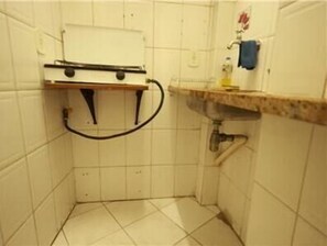 Căn hộ Tiêu chuẩn, 1 phòng ngủ | Phòng tắm | Buồng tắm vòi sen, khăn tắm 