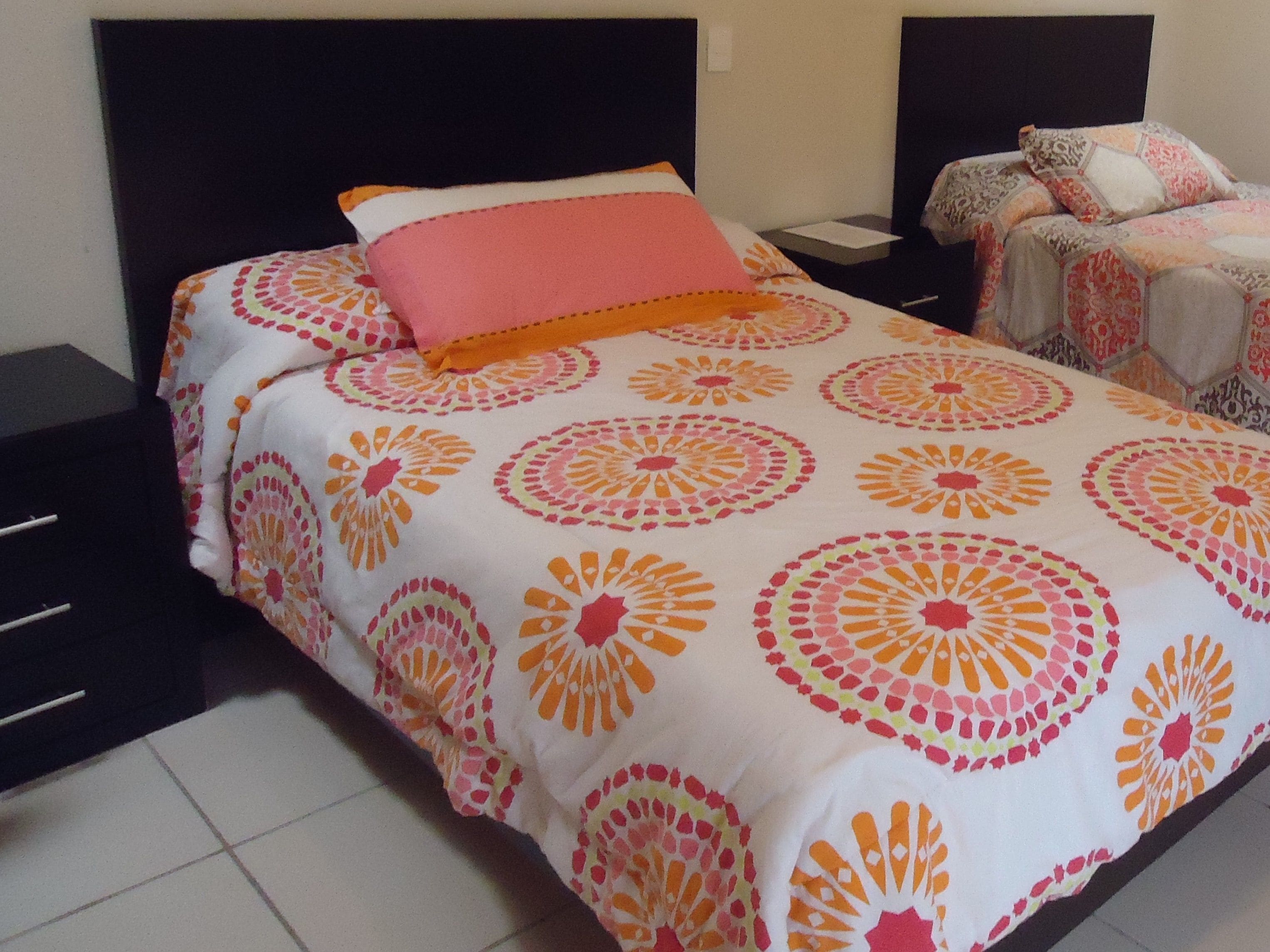 Habitación doble Confort, varias camas, baño privado | Minibar, tabla de planchar con plancha, wifi gratis y ropa de cama 