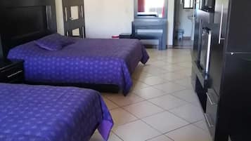 Habitación doble Deluxe, 2 camas matrimoniales, con acceso para personas discapacitadas | Minibar, tabla de planchar con plancha, wifi gratis y ropa de cama