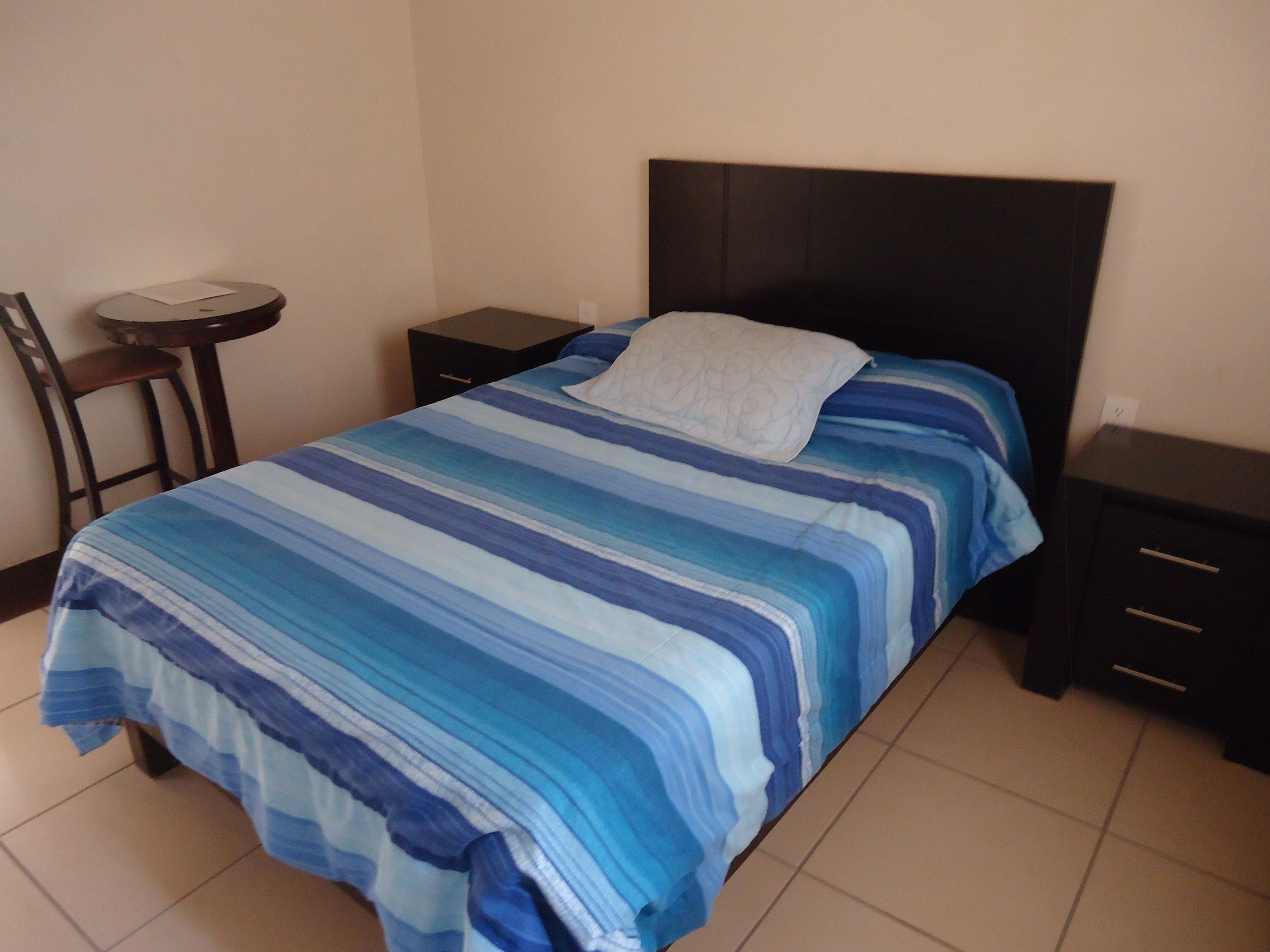 comfort room, 1 king bed, ensuite | minibar, iron/ironing board, free wifi, bed sheets