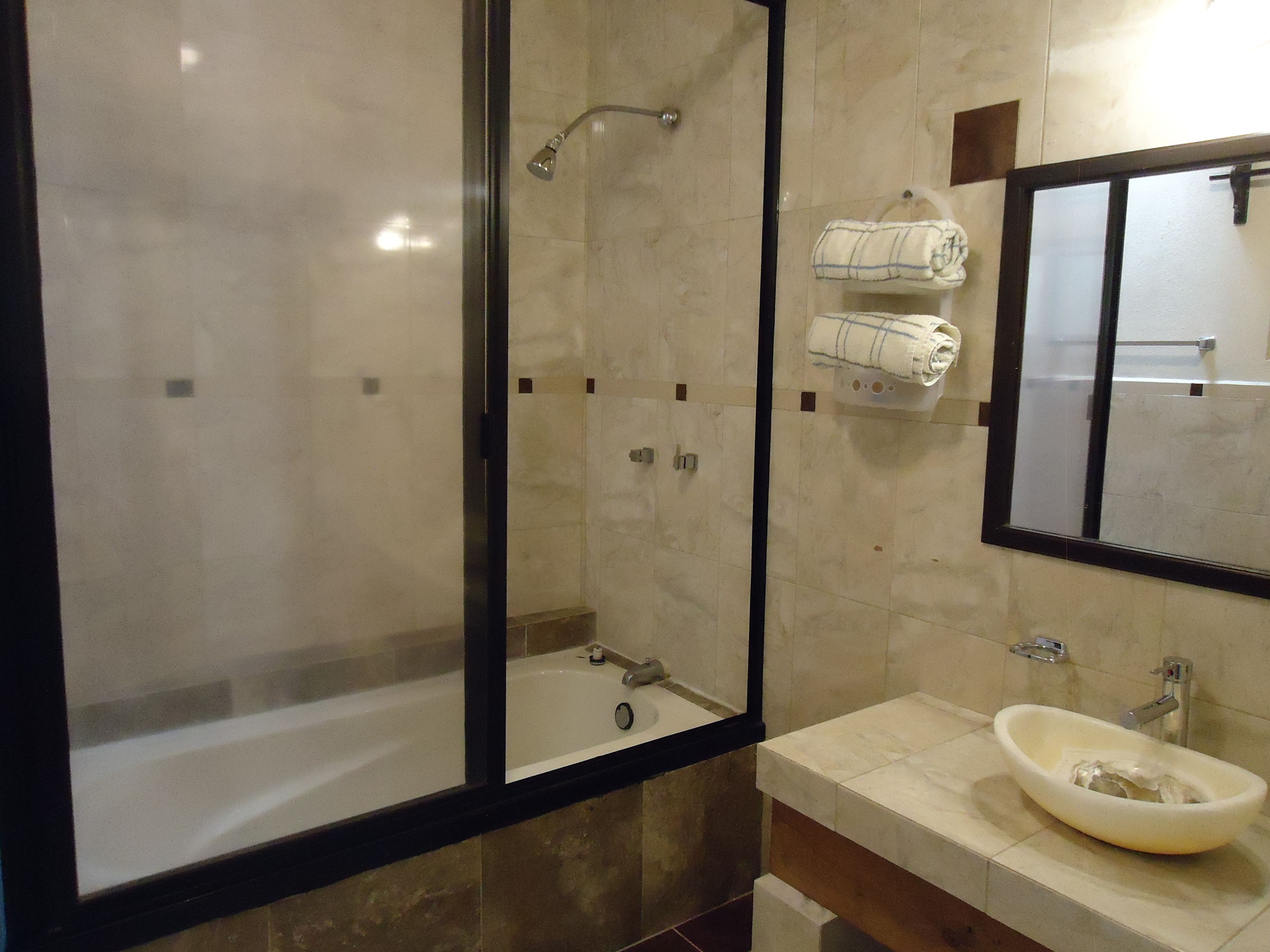 deluxe room, 1 king bed, ensuite | bathroom | shower, free toiletries, towels