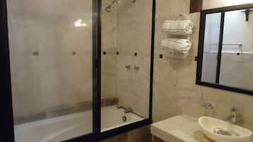 Habitación Deluxe, 1 cama de matrimonio grande, baño privado | Baño | Ducha, artículos de higiene personal gratuitos y toallas