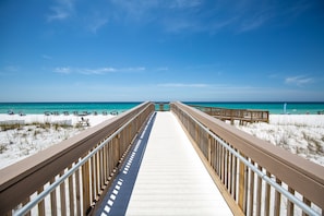 Sur la plage, sable blanc, serviettes de plage