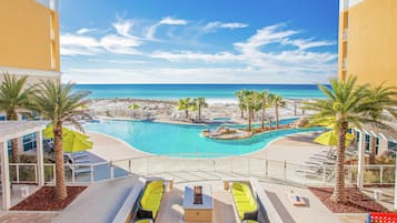 Una piscina techada, una piscina al aire libre, sombrillas