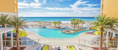 Piscine couverte, piscine extérieure, parasols de plage, chaises longues