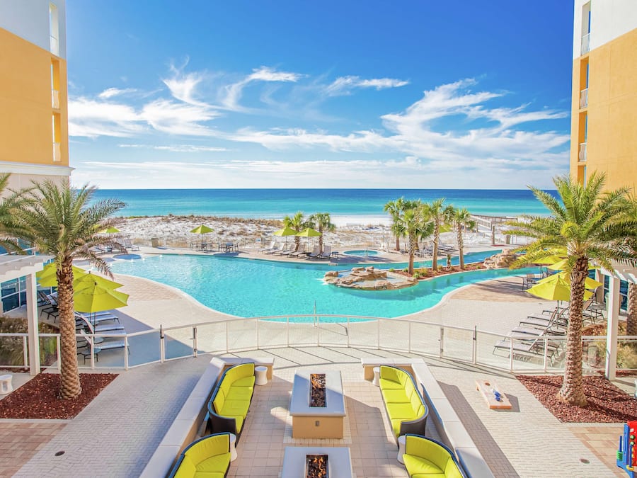 Innenpool, AuĂenpool, Sonnenschirme, LiegestĂŒhle