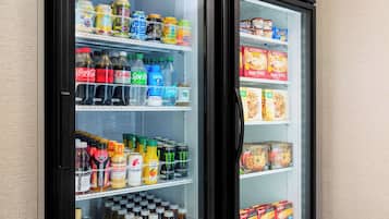 Vitrina refrigerada con diversas bebidas y productos congelados.