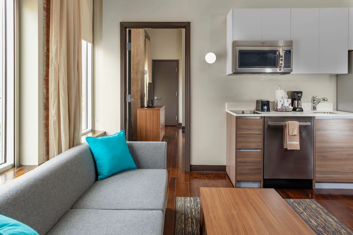 Executive-Suite, 1 Schlafzimmer, Nichtraucher | Wohnbereich | 40-Zoll-LED-Fernseher mit Satellitenempfang, Fernseher