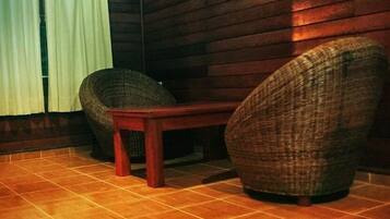 Cabaña exclusiva, 1 cama matrimonial | Área de sala de estar | Televisión de pantalla plana de 23 pulgadas con canales vía satélite