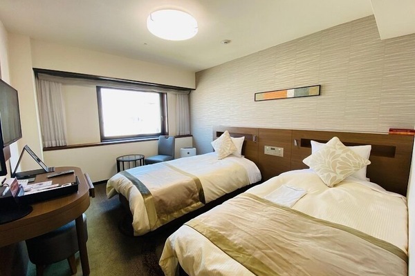 Economy Twin Room, Non Smoking | Peti besi dalam bilik, meja, seterika/papan seterika, Wi-fi percuma