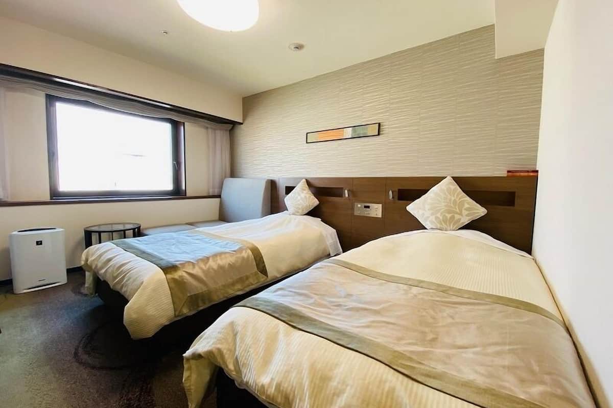 standard twin room, non smoking | in-room safe, desk, iron/ironing board, free cots/infant beds