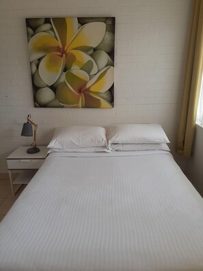 Tabla de planchar con plancha, wifi gratis y ropa de cama 