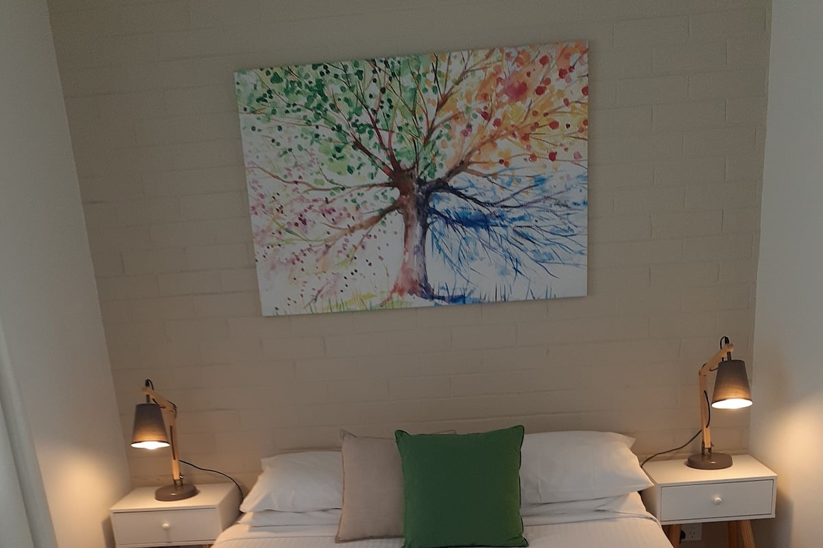 Habitación, 1 cama de matrimonio | 2 dormitorios, tabla de planchar con plancha, wifi gratis y ropa de cama