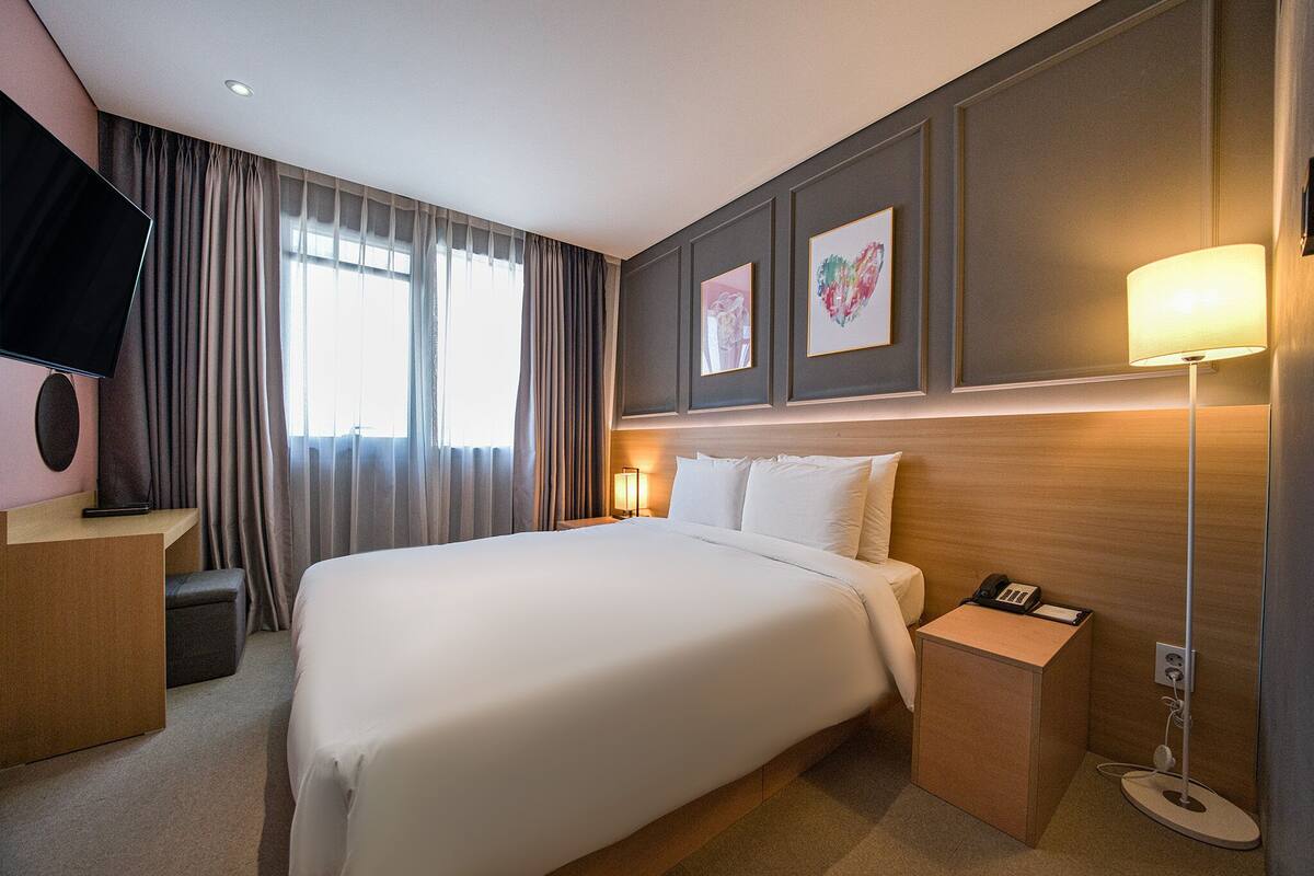 Kamar Double Standar, hanya perempuan | Seprai premium, isi minibar gratis, meja kerja, dan tirai kedap cahaya