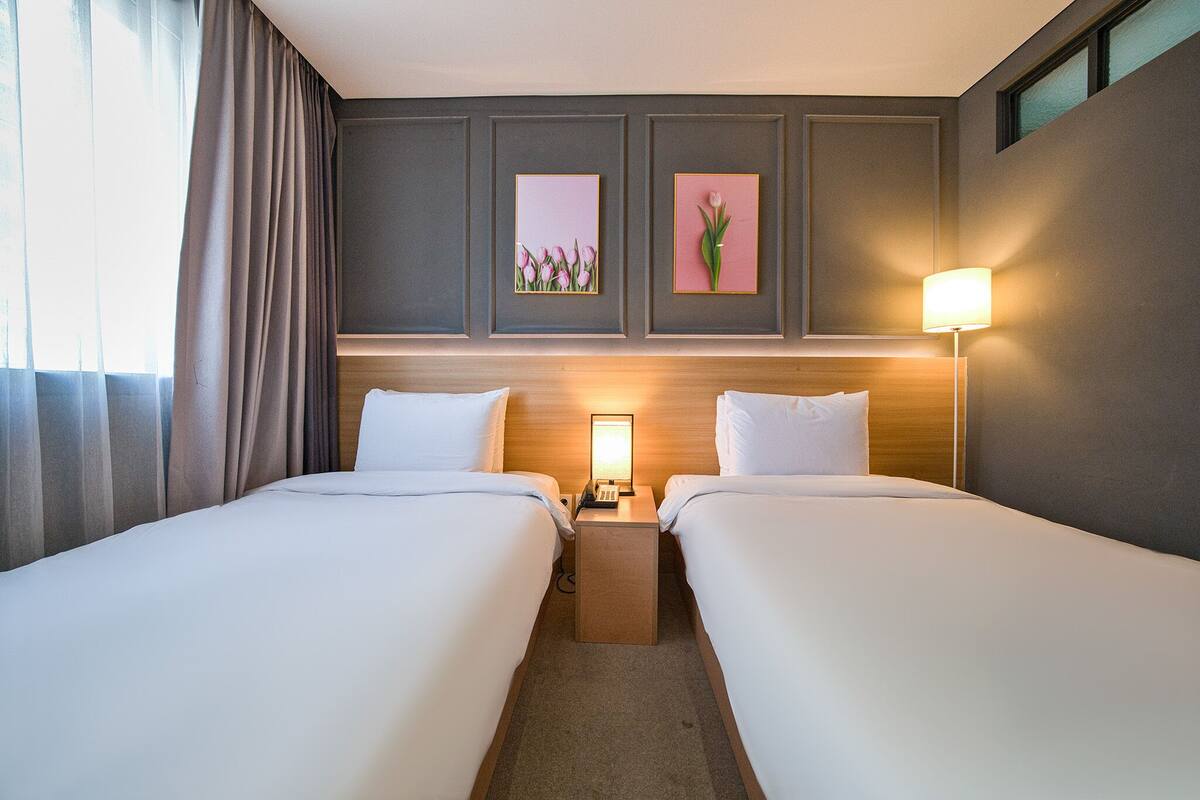 Seprai premium, isi minibar gratis, meja kerja, dan tirai kedap cahaya