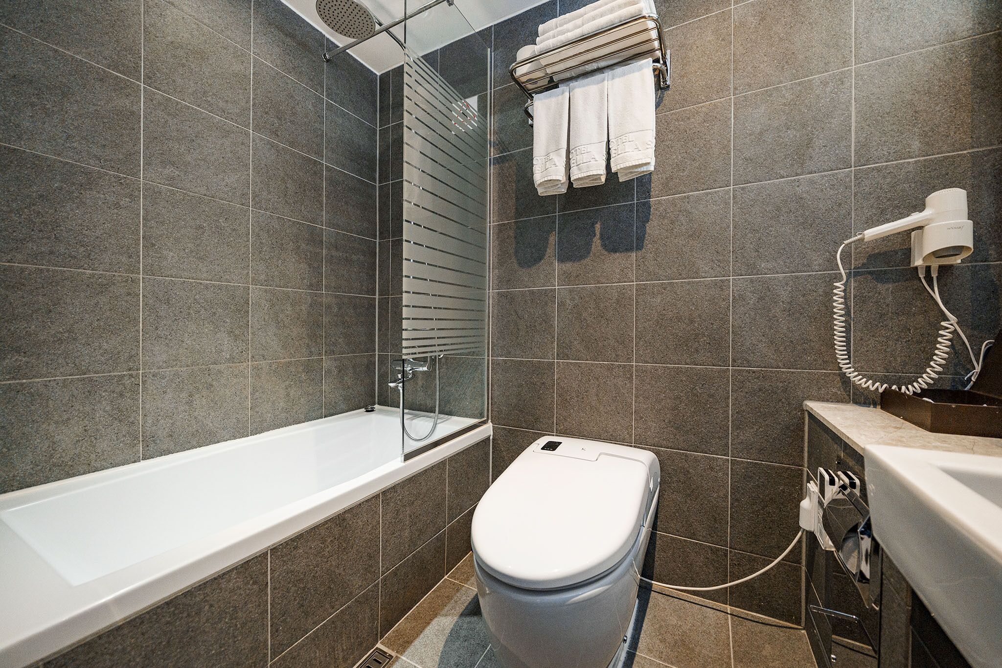 1 bedroom, premium bedding, free minibar items, desk