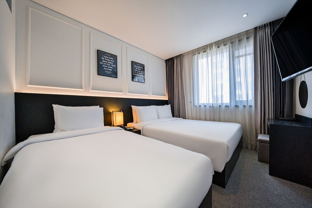 Kamar Twin Keluarga (for 3paxs) | Seprai premium, isi minibar gratis, meja kerja, dan tirai kedap cahaya