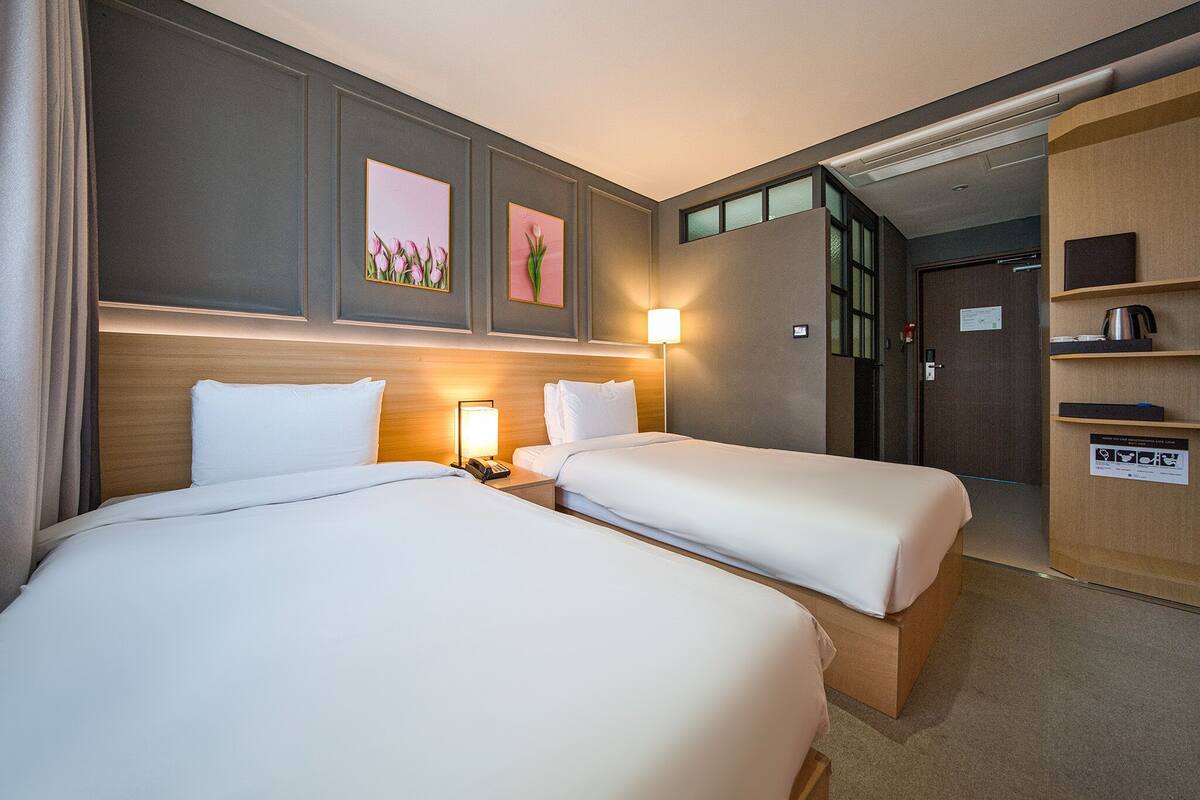 Kamar Twin Standar, hanya perempuan | Seprai premium, isi minibar gratis, meja kerja, dan tirai kedap cahaya
