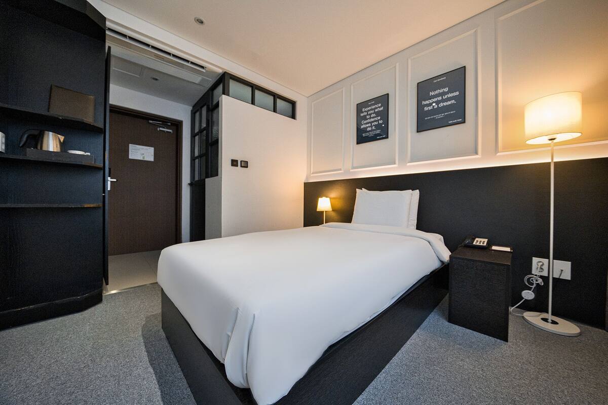 Kamar Single (for 1 pax) | Seprai premium, isi minibar gratis, meja kerja, dan tirai kedap cahaya