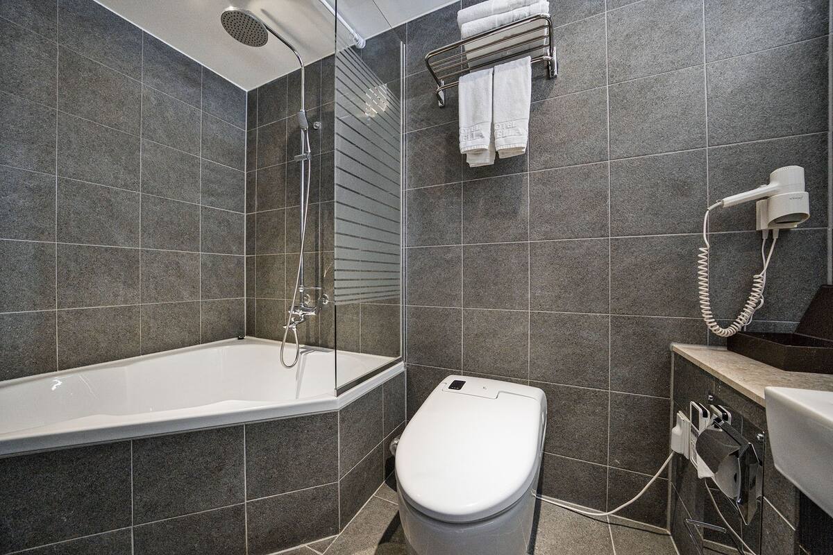 suite | 1 bedroom, premium bedding, free minibar items, desk