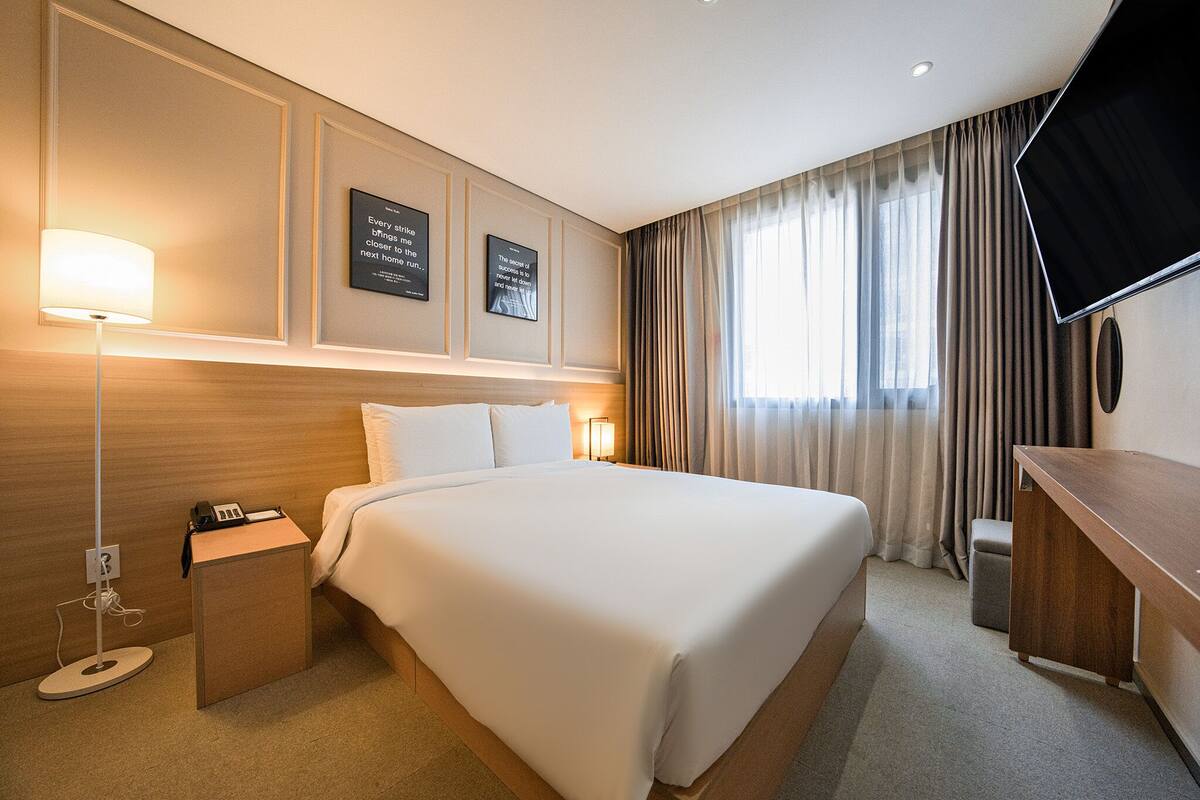 Kamar Double Standar | Seprai premium, isi minibar gratis, meja kerja, dan tirai kedap cahaya