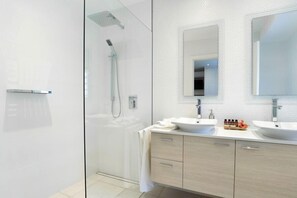 Wanda Room | Bathroom | Free toiletries, hair dryer, towels - Cronulla Beach House B&B (Cronulla)