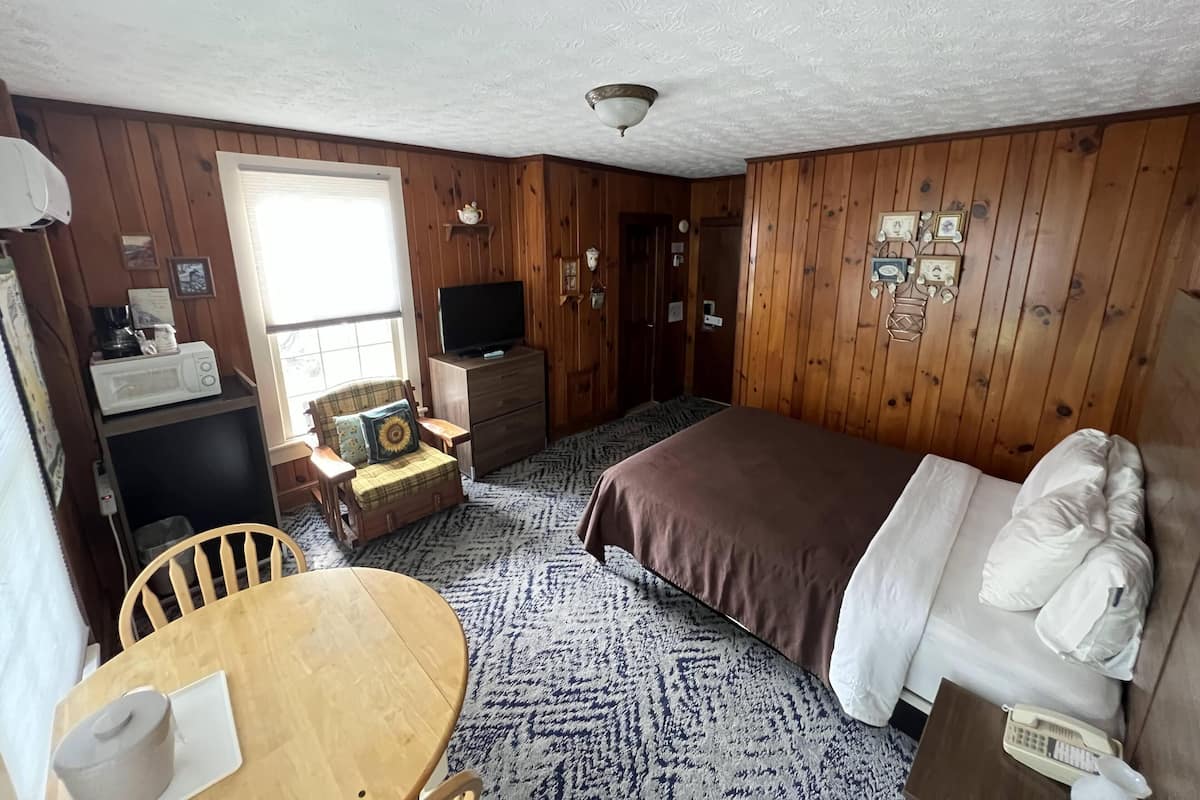 Room, 1 Queen Bed, Non Smoking (Interior Entrance) | Individually decorated, free WiFi