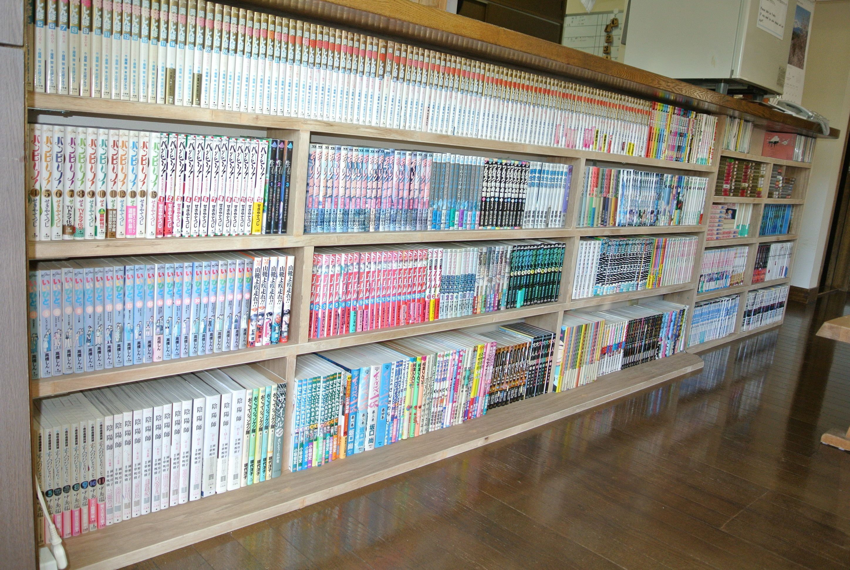 A library with multiple shelves of books.