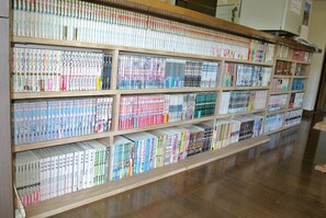 Una biblioteca con numerosas estanterías llenas de libros.