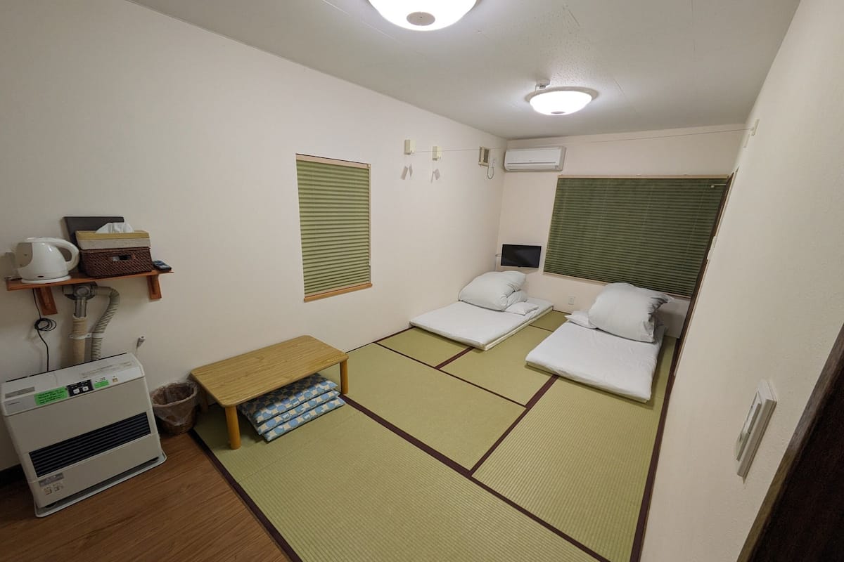 Driepersoonskamer in Japanse stijl, niet-roken (Room 3, Japanese Style with a Toilet) | Kamervoorziening