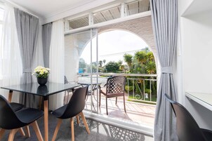 Suite superior, 1 habitación, cocina básica, vistas al jardín (Unit 4) | 1 dormitorio, escritorio, tabla de planchar con plancha y wifi gratis