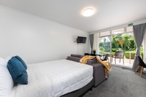 32-inch flat-screen TV with cable channels, TV - Aarangi Motel (Auckland)
