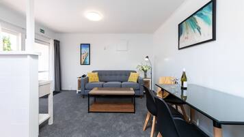 Suíte executiva, 1 quarto, cozinha, vista para o jardim (Unit 9) | 1 quarto, escrivaninha, ferros/tábuas de passar roupa, Wi-Fi de cortesia