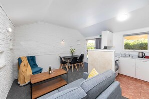 Comfort Suite, 1 Bedroom, Kitchen, Courtyard View (Unit 8) | 1 bedroom, desk, iron/ironing board, free WiFi - Aarangi Motel (Auckland)