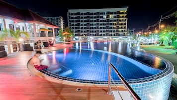 Hồ bơi ngoài trời, dù/ô trên bãi biển/hồ bơi, ghế dài tắm nắng