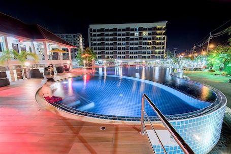 Outdoor pool, pool umbrellas, sun loungers