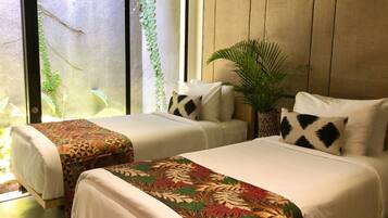 Minibar, coffres-forts dans les chambres, bureau, rideaux occultants