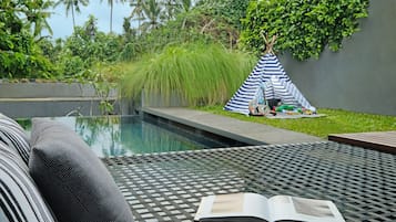 Una piscina al aire libre (de 07:00 a 19:00), tumbonas