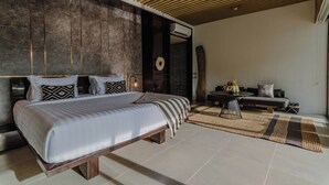 Un dormitorio moderno con una cama grande, techo de madera y pared de piedra.