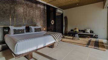 Bar mini, peti besi dalam bilik, meja, langsir/tirai gelap terus