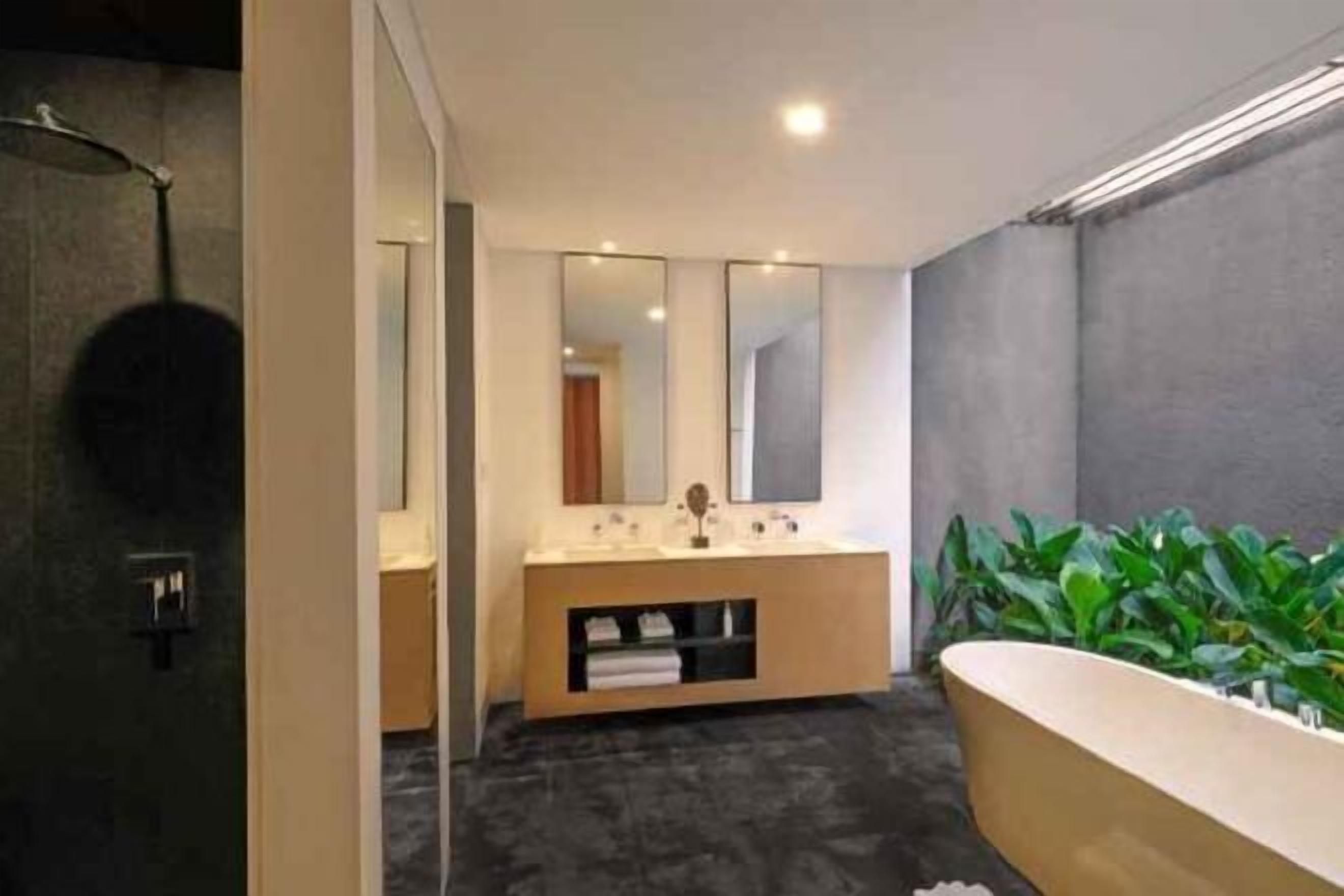 Salle de bain | Baignoire et douche séparées, douche cascade