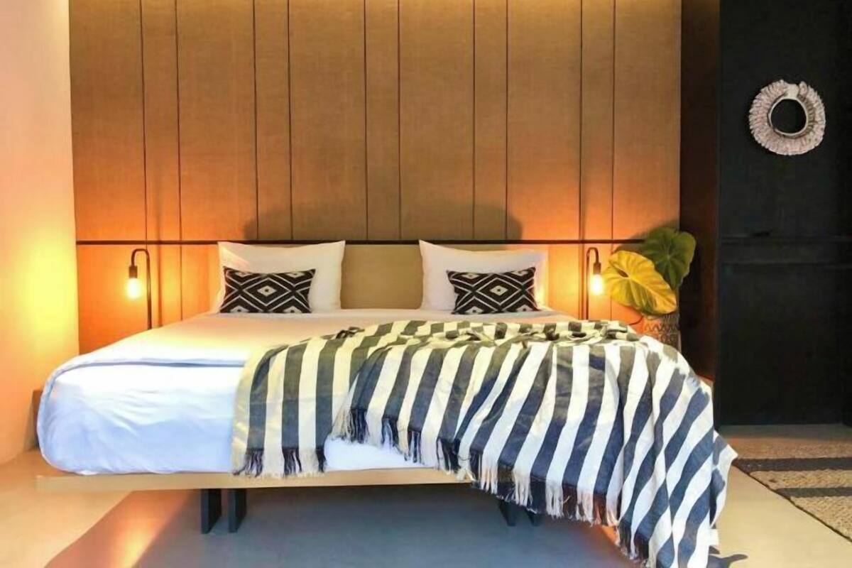 Frigobar, cofres nos quartos, escrivaninha, cortinas blackout