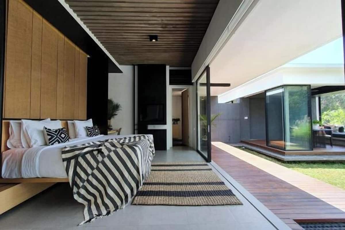 Frigobar, cofres nos quartos, escrivaninha, cortinas blackout