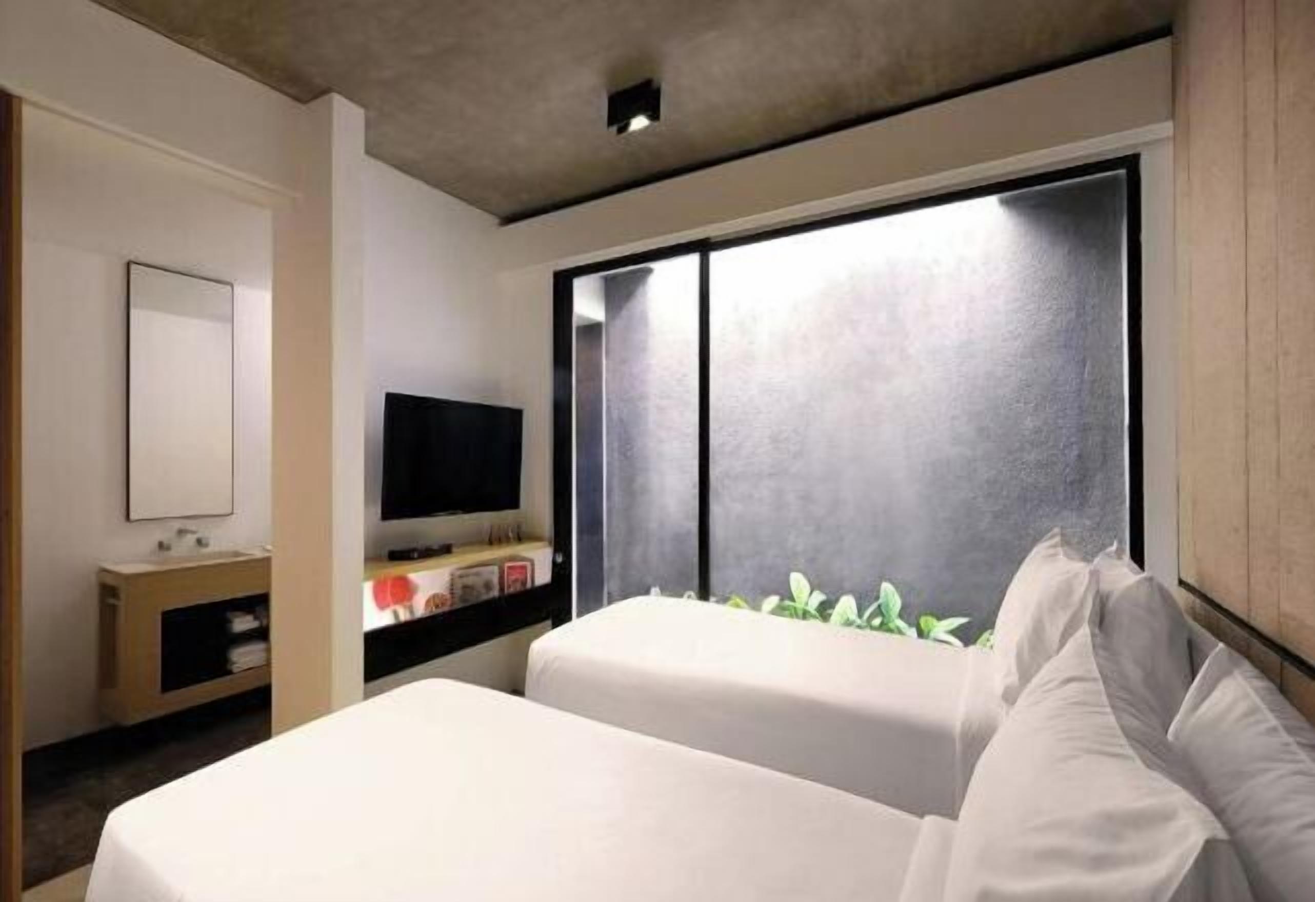 Minibar, safe på rommet, skrivebord og blendingsgardiner