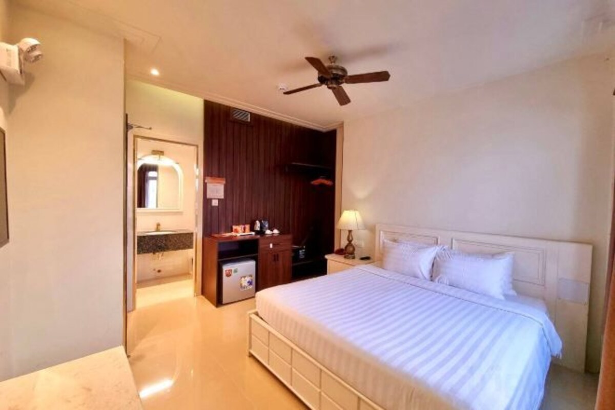 Minibar, desk, blackout drapes, WiFi (free)